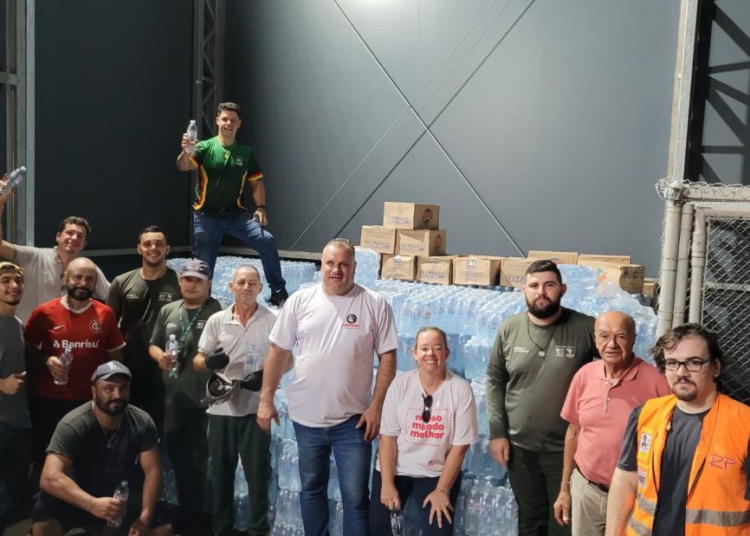 Mais de 30 mil garrafas de água mineral foram enviadas ontem ao Rio Grande do Sul. Foto: Christian Rizzi/divulgação