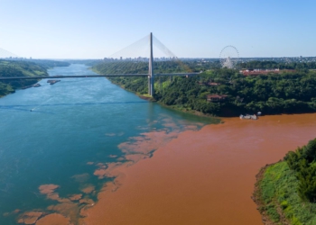 Contrataste na foz do Rio Iguaçu (água marrom) quando deságua no Rio Paraná, tendo ao fundo a Ponte da Integração. Fotos: Marcos Labanca/divulgação