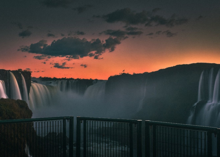 Pôr do sol nas Cataratas do Iguaçu. Foto: NIlmar Fernando/divulgação