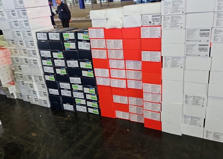 Celulares apreendidos na Ponte da Amizade. Foto: divulgação