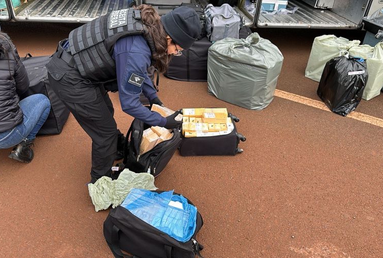 Apreensão de mercadorias em ônibus de linha. Foto: Receita Federal