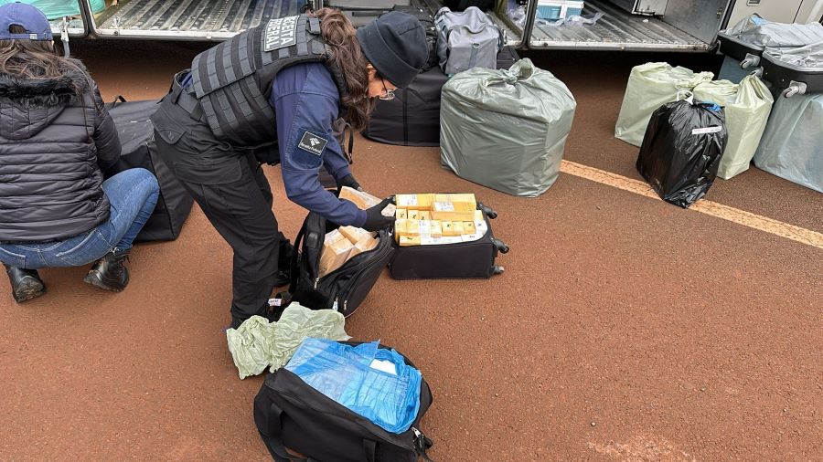 Apreensão de mercadorias em ônibus de linha. Foto: Receita Federal