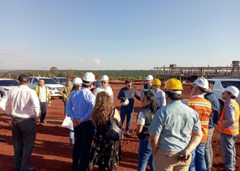 Representantes do Ministério das Relações Exteriores do Paraguai visitaram as obras de acesso ontem (23). Foto: MOPC/Divulgação