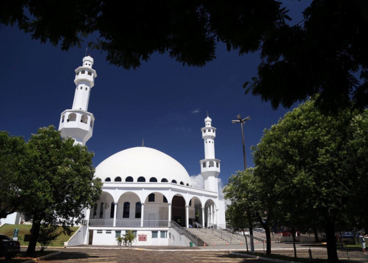 O seu interior é repleto de detalhes com arabescos e adornos religiosos nas paredes. Do lado externo, seus minaretes (torres) de 31 metros de altura ressoam os chamados para a oração cinco vezes ao dia. Foto: José fernando Ogura/Arquivo AEN