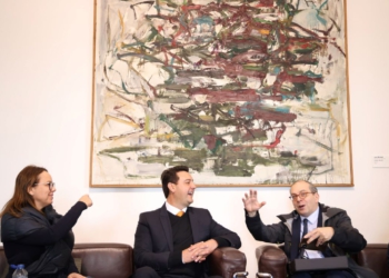 O governador Carlos Massa Ratinho Junior iniciou a nova missão internacional nesta segunda-feira (06) em Paris, na França, com um encontro com o presidente do Centro Georges Pompidou, Laurent Le Bon
Foto: Jonathan Campos/Secom