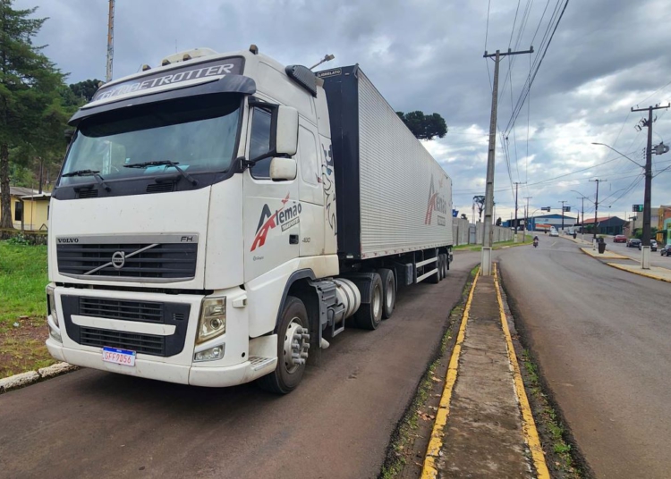 Caminhão transportava doações de equipamentos eletrônicos, produtos de higiene e limpeza, dentre outros. Foto: PMPR