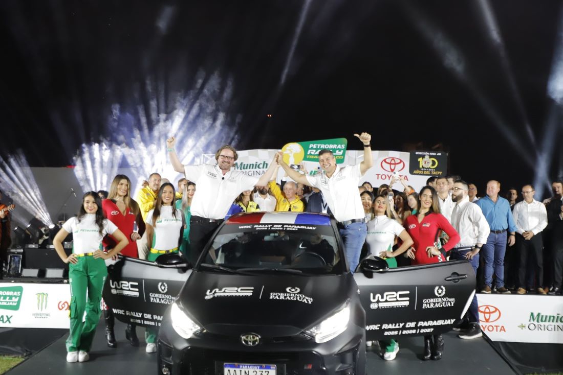 Diretor da WRC (á esquerda) e o presidente do Paraguai comemoram a indicação do país para etapa do mundial de Rally. Foto: Agência IP
