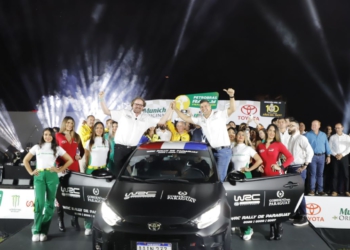 Diretor da WRC (á esquerda) e o presidente do Paraguai comemoram a indicação do país para etapa do mundial de Rally. Foto: Agência IP