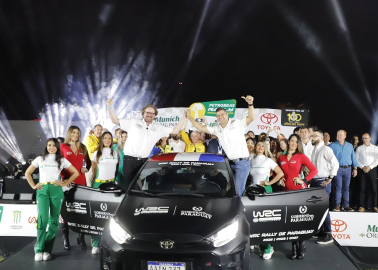 Diretor da WRC (á esquerda) e o presidente do Paraguai comemoram a indicação do país para etapa do mundial de Rally. Foto: Agência IP