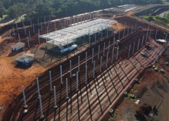  Na nova aduana Brasil – Paraguai foram instalados todos os dispositivos pré-moldados da superestrutura do edifício central e cobertura geral. Também foi finalizada a cobertura de estrutura metálica no edifício central e iniciada na cobertura geral. E está em execução a terraplenagem prévia à execução do piso no edifício central. Fotos: DER-PR