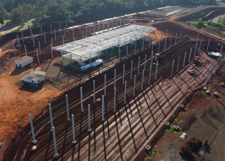  Na nova aduana Brasil – Paraguai foram instalados todos os dispositivos pré-moldados da superestrutura do edifício central e cobertura geral. Também foi finalizada a cobertura de estrutura metálica no edifício central e iniciada na cobertura geral. E está em execução a terraplenagem prévia à execução do piso no edifício central. Fotos: DER-PR