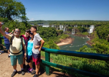 Visitantes nas Cataratas do Iguaçu. Foto: Bruno Bimbato