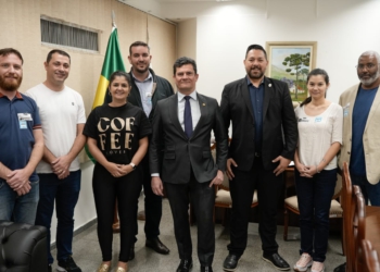 Sérgio Moro, João Morales (à direita dele) e os servidores do Legislativo em Brasília. Foto: divulgação