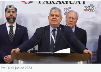 Ministro do Interior do Paraguai, Enrique Riera, em coletiva de  imprensa, tendo ao fundo o ministro da Justiça do Brasil. Foto: Agência IP