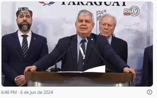 Ministro do Interior do Paraguai, Enrique Riera, em coletiva de  imprensa, tendo ao fundo o ministro da Justiça do Brasil. Foto: Agência IP