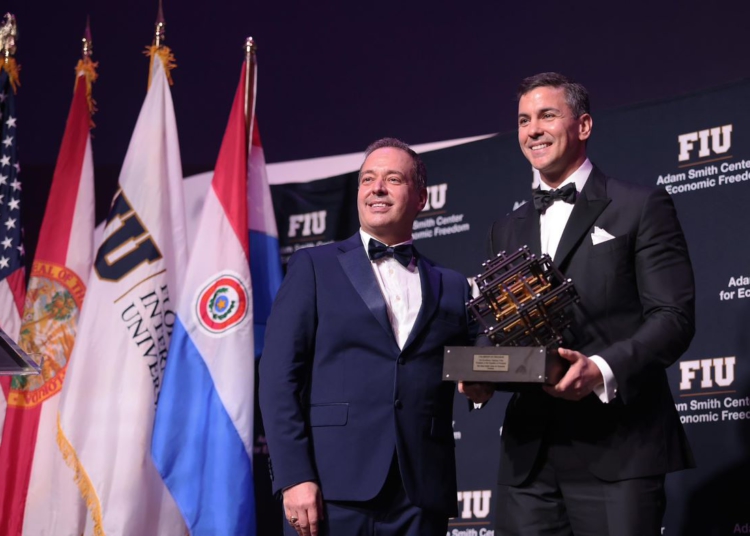 Peña recebendo a premiação na última sexta-feira (03). Foto: divulgação