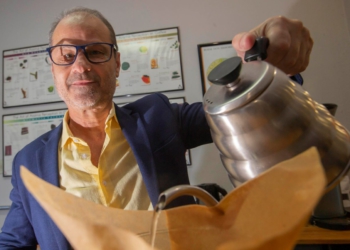 A descoberta de uma fonte de água mineral diferenciada, no município de Quitandinha, Região Metropolitana de Curitiba, deu início a um projeto inovador desenvolvido pelos empreendedores Jackson Werneck Andrade e Cícero Caiçara Junior
Foto: Hedeson Alves/Tecpar