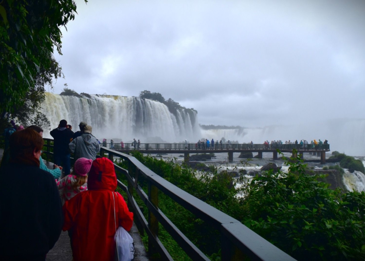 Turistas nas Cataratas do Iguaçu durante o inverno. Foto: Bruna Nieradka