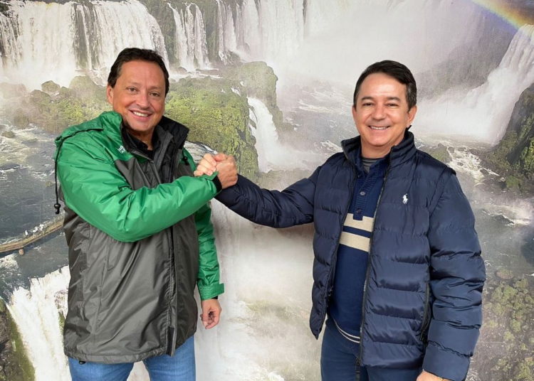 Novo CEO (à esquerda) e o que se despede. Foto: divulgação