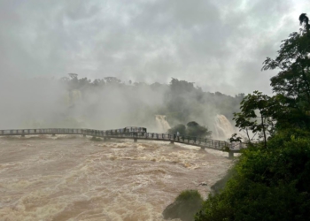 Cataratas do Iguaçu com vazão de mais de 6 milhões de litros por segundo. Foto: Leonel Salvador