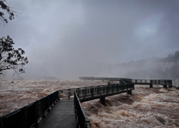 Cataratas do Iguaçu com vazão de seis milhões de litros por segundo nesta segunda-feira (15). Foto: Wesner Ferreira
