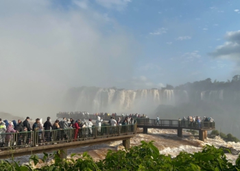 Visitantes nas Cataratas do Iguaçu. Foto: Leonel Alves/Divulgação