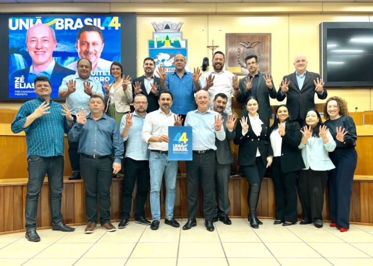 No centro da foto, Leandro Costa (á esquerda) e Zé Elias; Foto: divulgação