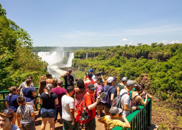 Visitantes nas Cataratas do Iguaçu. Foto: Bruno Bimbato/divulgação