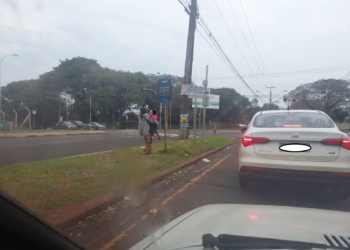 Crianças mendigando em Foz do Iguaçu são invisíveis para as autoridades lo ais. Foto: Não Viu?