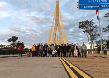 Estudantes na Ponte da Integração. Foto: MOPC/Divulgação