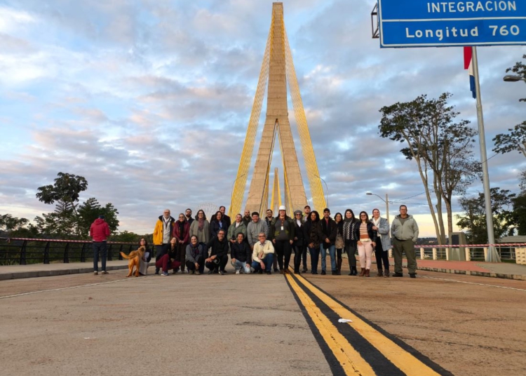 Estudantes na Ponte da Integração. Foto: MOPC/Divulgação