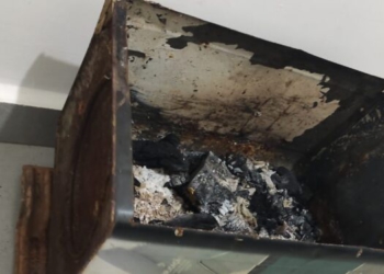 ata com restos de carvão encontrada na quitinete. Foto: Rádio Cultura