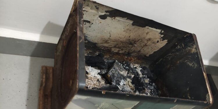 ata com restos de carvão encontrada na quitinete. Foto: Rádio Cultura