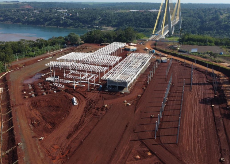 Estágio das obras da Aduana Brasil-Paraguai, na cabeceira da Ponte da Integração, do lado brasileiro. Fotos: DER-PR