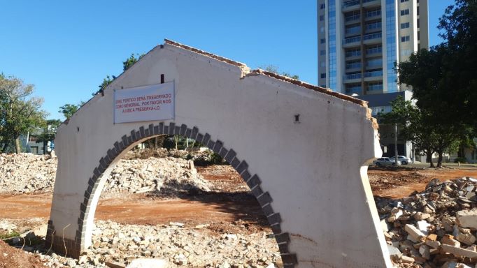 Portão de entrada que seria preservado para resgatar a memória da Santa Casa de Foz do Iguaçu foi derrubado. Foto de arquivo: divulgação