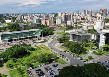 Centro Cívico de Curitiba onde estão os edifícios do Tribunais de Justiça, Tribunal de Contas, Palácio Iguaçu, Palácio das Araucarias, Assembléia Legislativa, Museu Oscar Niemeyer e a Praça Nossa Senhora de Salette.
Foto: Albari Rosa/Arquivo AEN