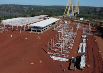 Na nova Aduana Brasil – Paraguai foi concluída a cobertura do edifício central e a montagem da estrutura metálica da cobertura norte, enquanto a cobertura sul está em andamento. Fotos: DER-PR/divulgação