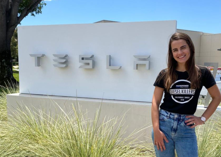 Patrícia Poloni Meneghetti, formada em Engenharia Elétrica e mestre pelo Programa de Pós-Graduação em Engenharia Elétrica e Computação (PGEEC) da Universidade Estadual do Oeste do Paraná (Unioeste), campus de Foz do Iguaçu, se tornou a primeira mulher no Brasil a ser certificada pela Tesla.
Foto: Unioeste