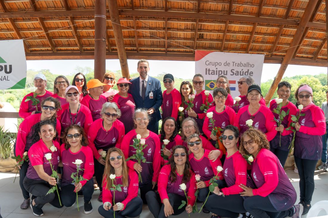 A equipe de remadoras do Imel foi criada em 2020, com o objetivo de promover a melhoria da qualidade de vida de mulheres curadas ou em tratamento de câncer, por meio da canoagem. Hoje, a equipe conta com cerca de 40 mulheres. Foto: Sara Cheida/Itaipu Binacional