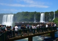 Visitantes nas Cataratas do Iguaçu durante um feriado prolongado. Foto: Bruna Nieradka