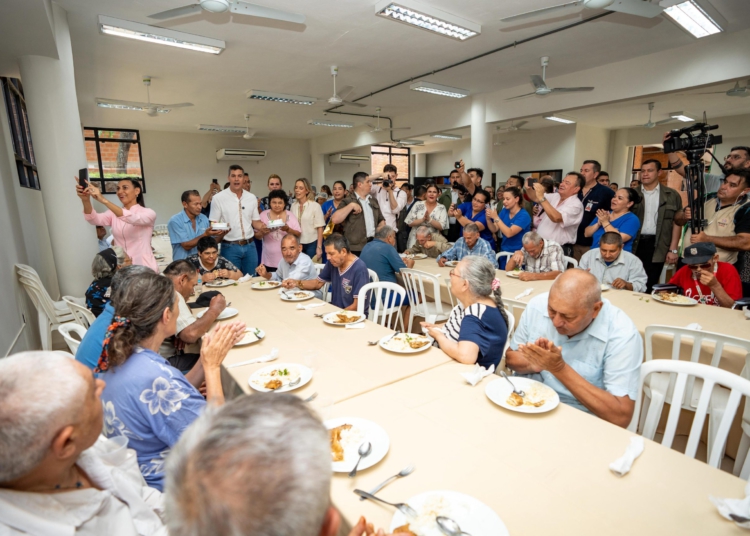 Peña concedeu entrevista coletiva, após a cerimônia de inauguração de um lar para idosos. Foto: divulgação/Agência IP