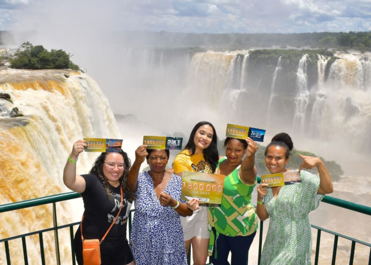 Letícia, no centro da foto, é a visitante 1.800.000 das Cataratas do Iguaçu. Foto: Nilmar Fernando/divulgação
