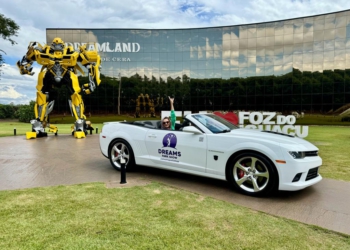 Passeio na carona de um Camaro conversível é uma das atrações de Foz do Iguaçu. Foto: divulgação
