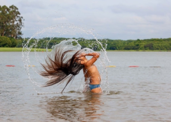 Banhista na praia de Santa Helena. Fotos: Gabriel Rosa/AEN