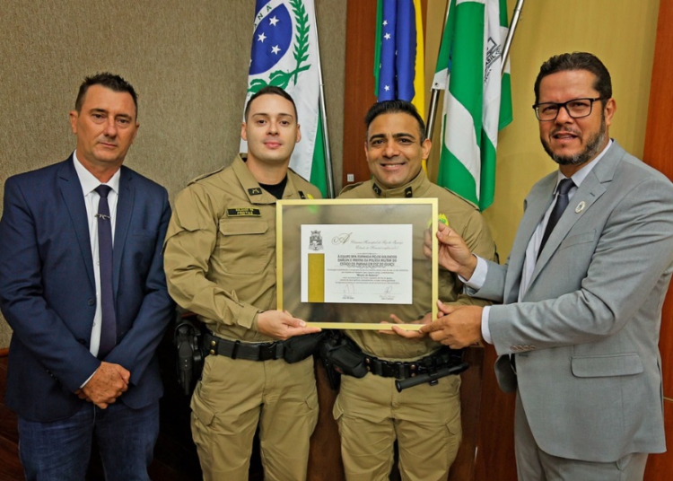 Homenageados recebem moção de aplauso. Foto: Christian Rizzi/divulgação