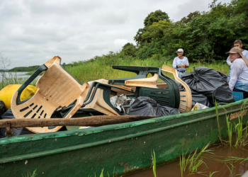 Pescadores profissionais de Foz do Iguaçu recolheram 2 toneladas de lixo no Lago de Itaipu em apenas um dia. Foto: William Brisida/Itaipu Binacional