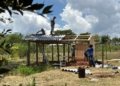 Construção de galinheiros comunitários pela Itaipu. Foto: divulgação