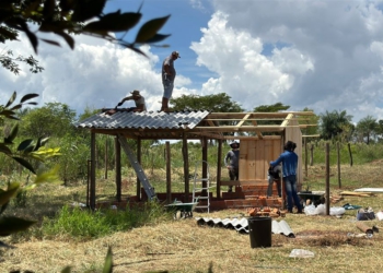 Construção de galinheiros comunitários pela Itaipu. Foto: divulgação