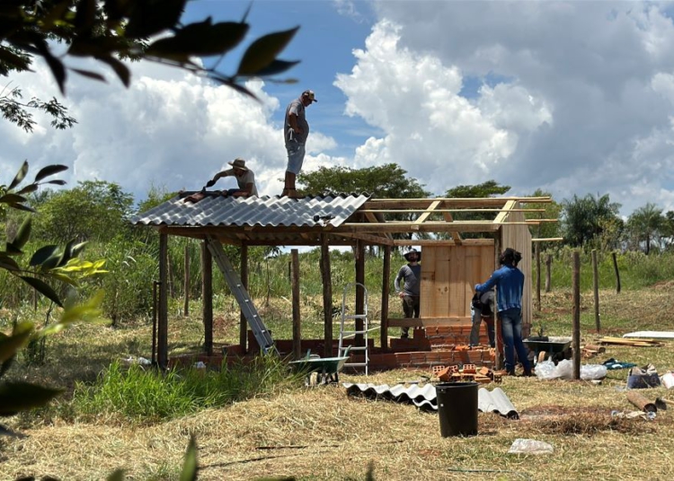 Construção de galinheiros comunitários pela Itaipu. Foto: divulgação