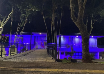 Estação Cultural Haroldo Alvarenga iluminada de azul. Foto: PMFI